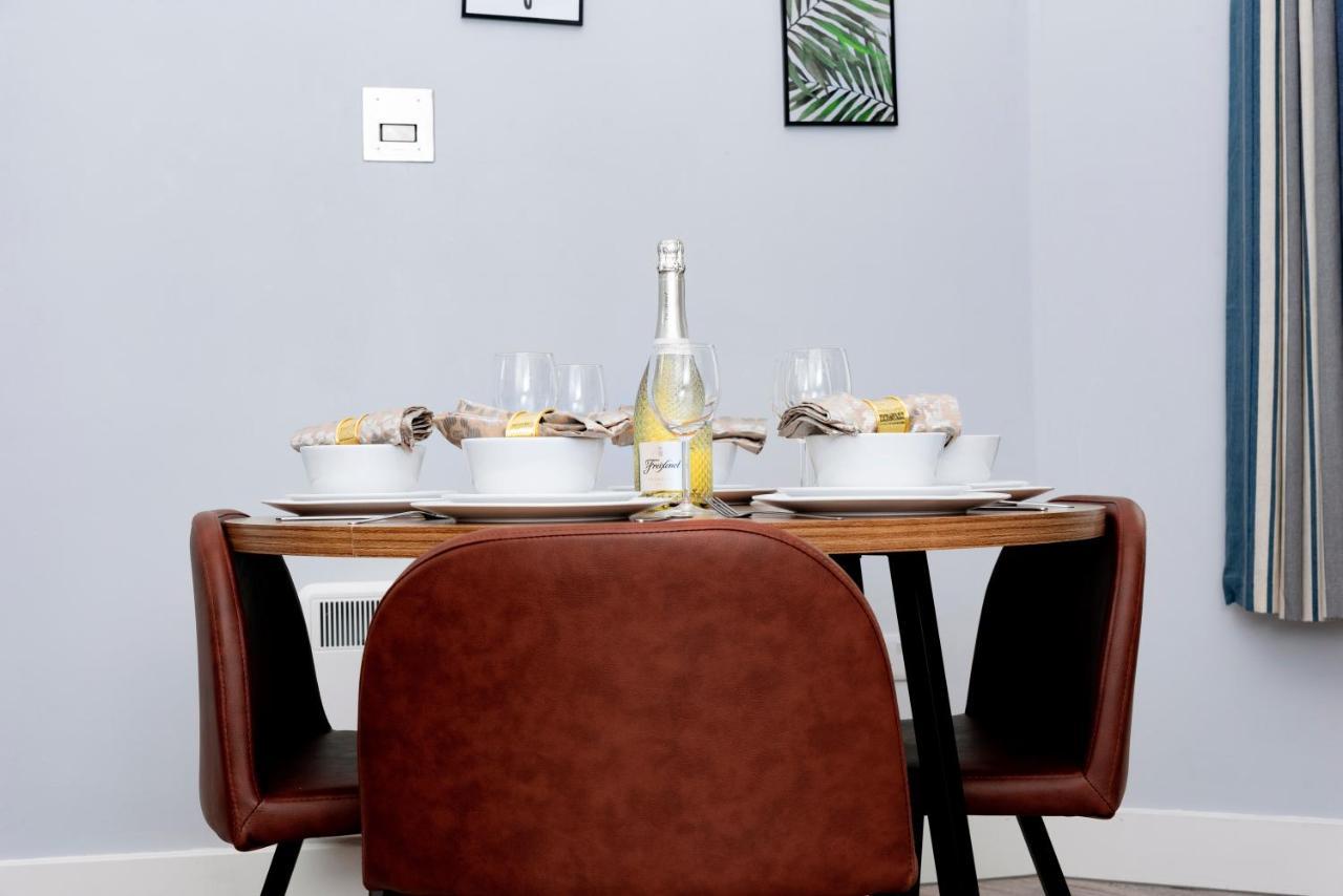 Wrexham Central Stay - Apartment Six Bagian luar foto