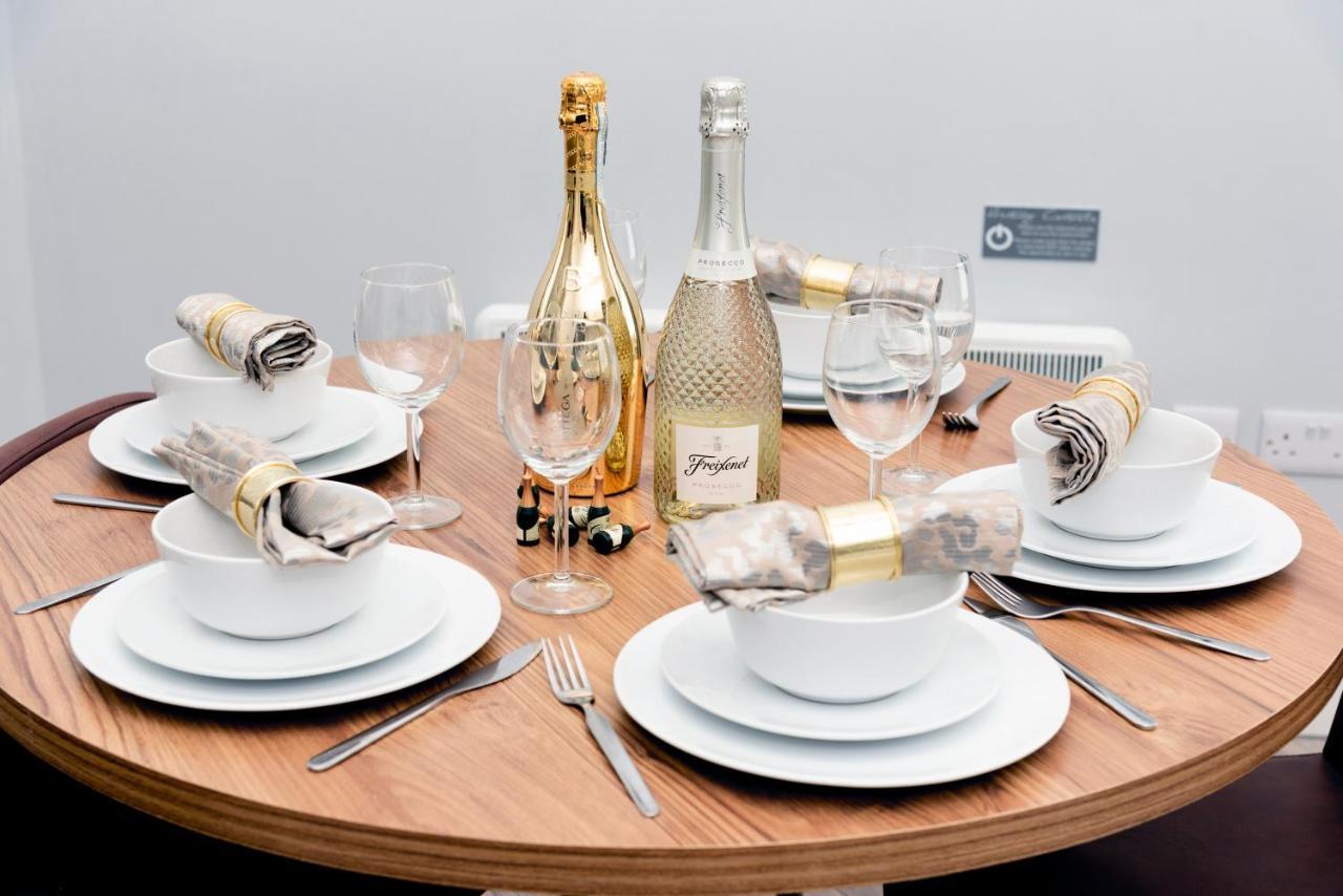 Wrexham Central Stay - Apartment Six Bagian luar foto