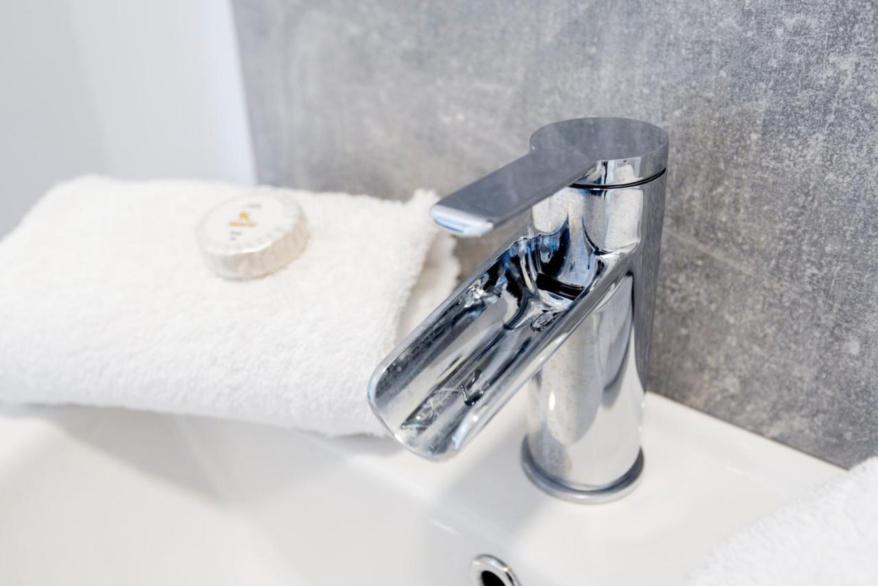 Wrexham Central Stay - Apartment Six Bagian luar foto