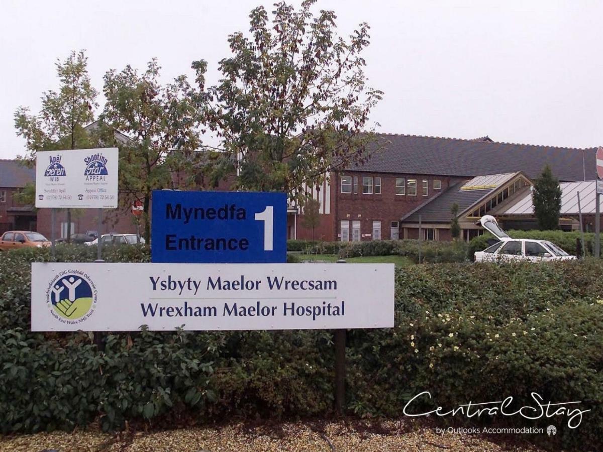 Wrexham Central Stay - Apartment Six Bagian luar foto